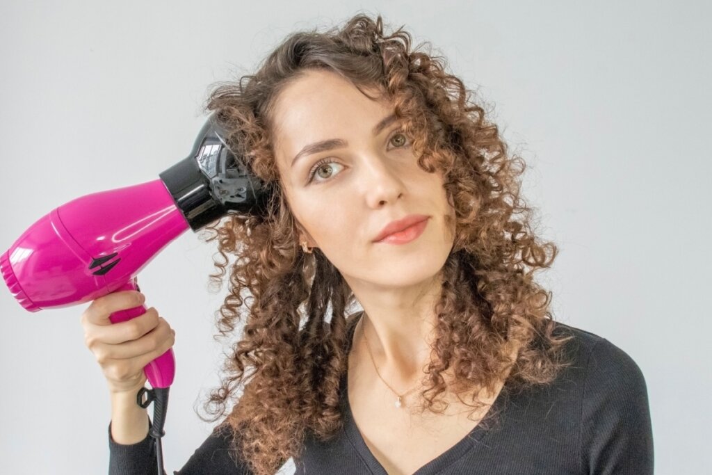 Cachos definidos: 5 dicas para realçar a curvatura do cabelo