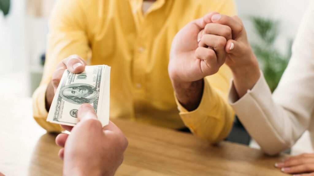 O psiciano terá ajuda de famíliares ou conseguirá algum trabalho que gere dinheiro rápido - Créditos: depositphotos.com / AndrewLozovyi
