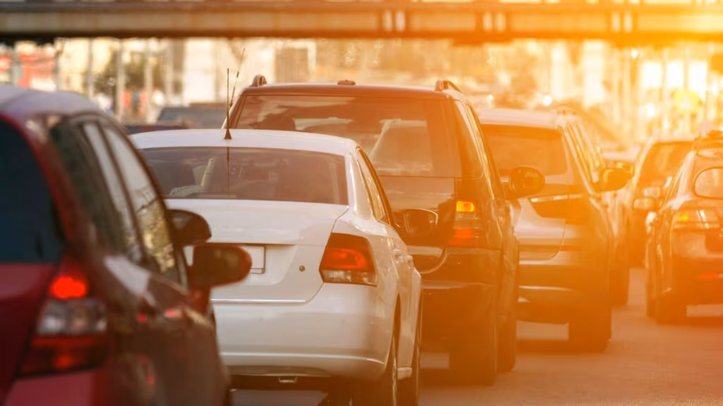 Existe multa por dirigir devagar demais?