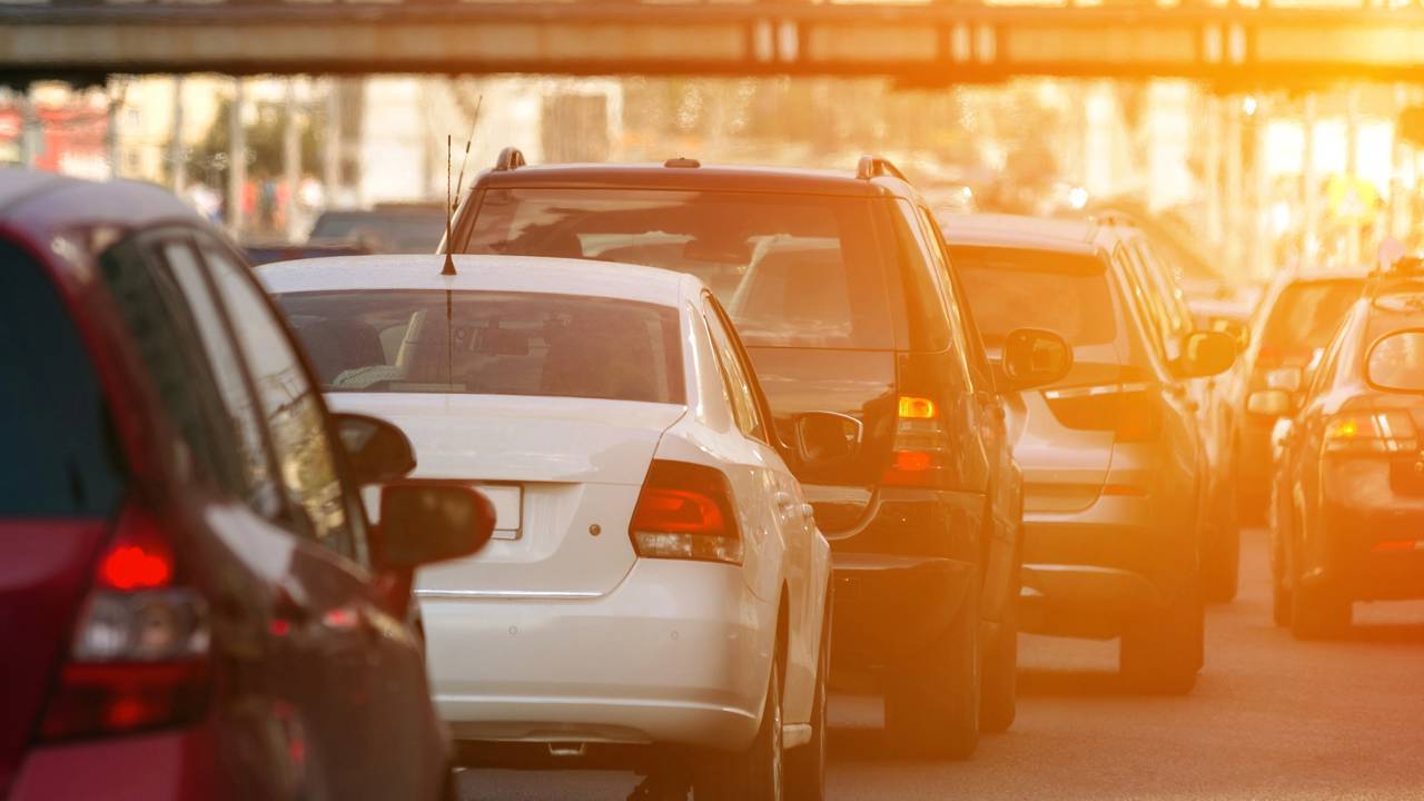 Existe multa por dirigir devagar demais?