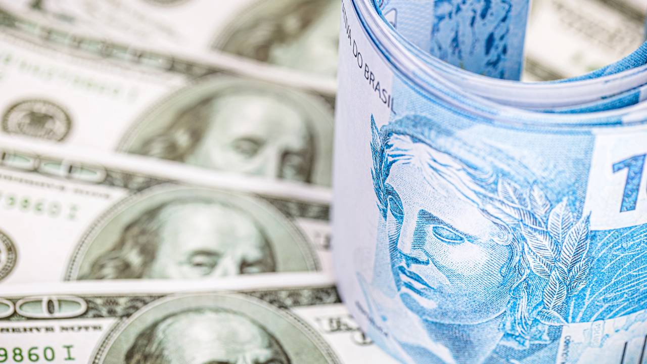 Quanto custa o dólar hoje, 25/11? Com a moeda nas alturas, até quem não viaja sente no bolso