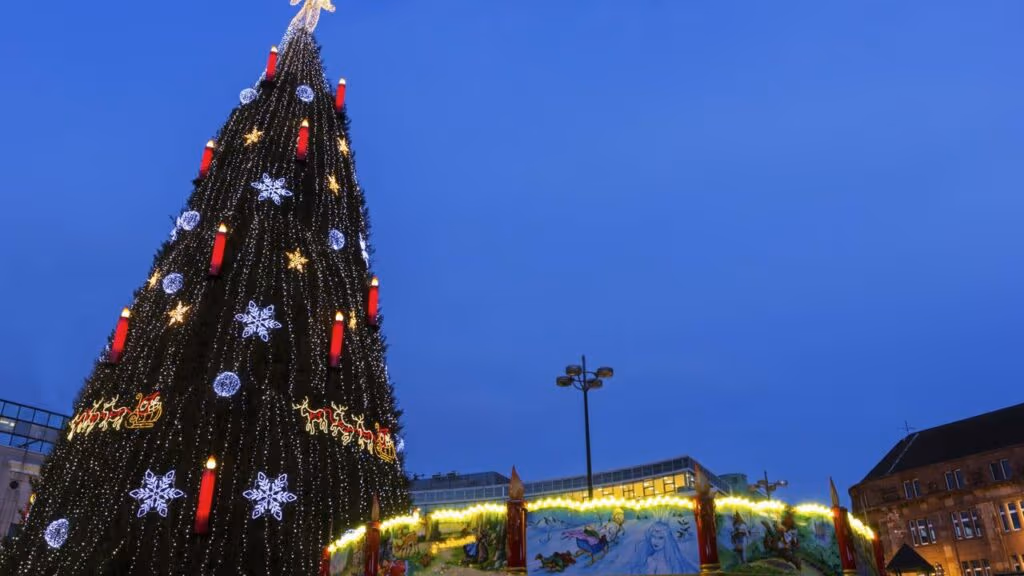 A maior árvore de Natal do mundo finalmente foi acesa