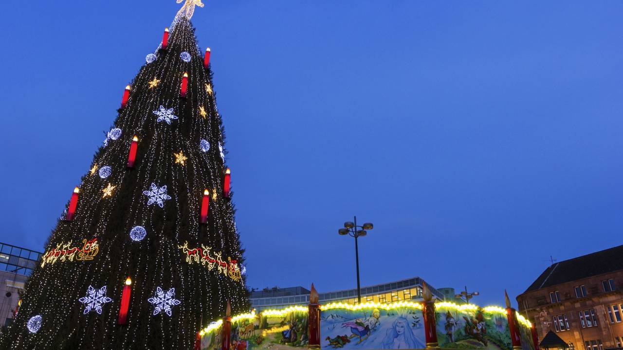 A maior árvore de Natal do mundo finalmente foi acesa