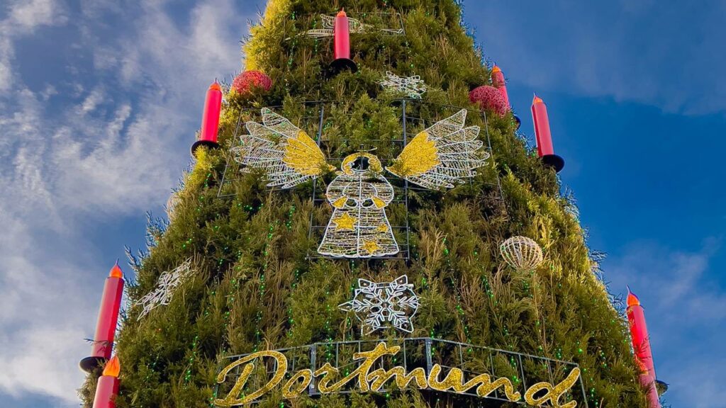 A maior árvore de Natal do mundo finalmente foi acesa