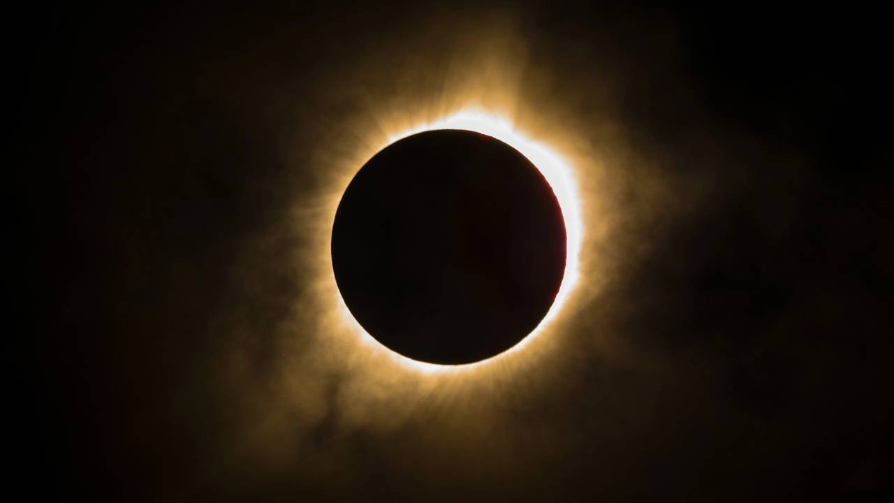 Eclipse raro vai fazer o dia escurecer completamente por alguns minutos