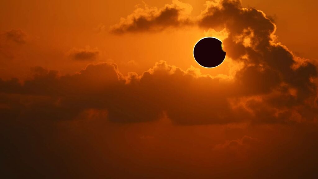 Eclipse raro vai fazer o dia escurecer completamente por alguns minutos
