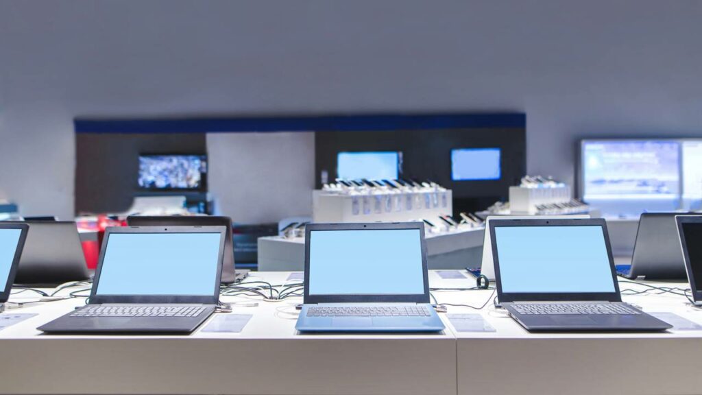 A variação cambial do dólar afeta diretamente os valores de produtos importados e o turismo internacional - Créditos: depositphotos.com / bodnarphoto