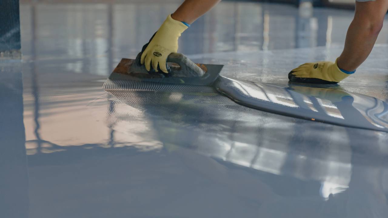 Porcelanato líquido vale a pena? Vantagens, desvantagens e quando escolher