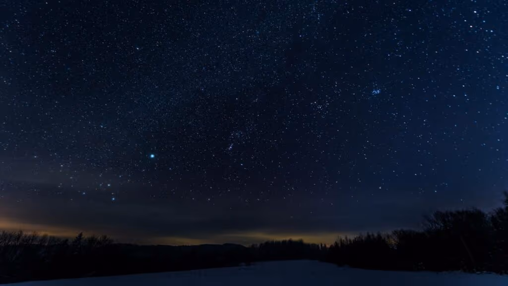 Por que algumas estrelas piscam como se fossem lanternas no céu