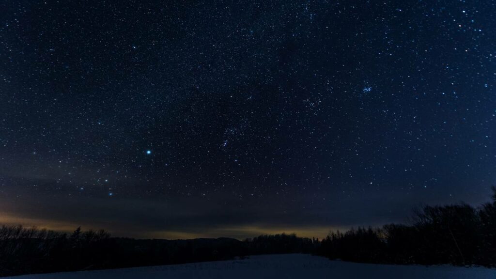 Por que algumas estrelas piscam como se fossem lanternas no céu