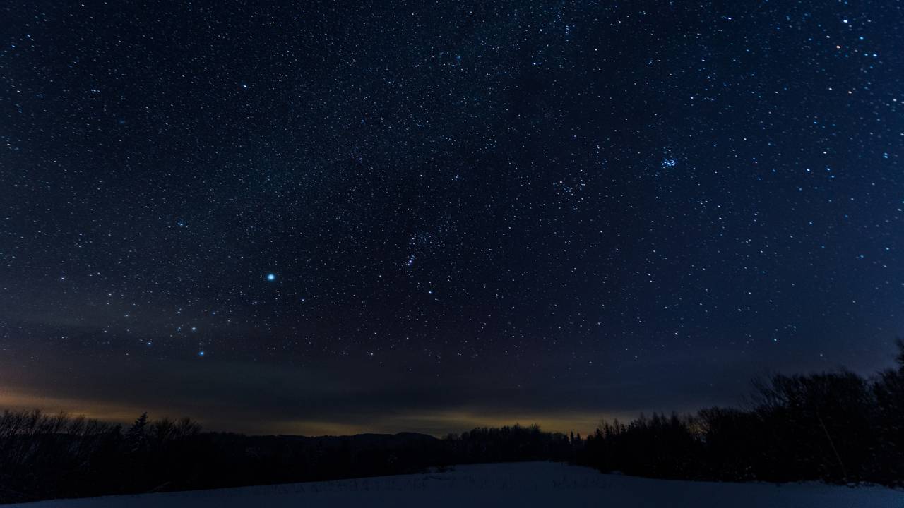 Por que algumas estrelas piscam como se fossem lanternas no céu