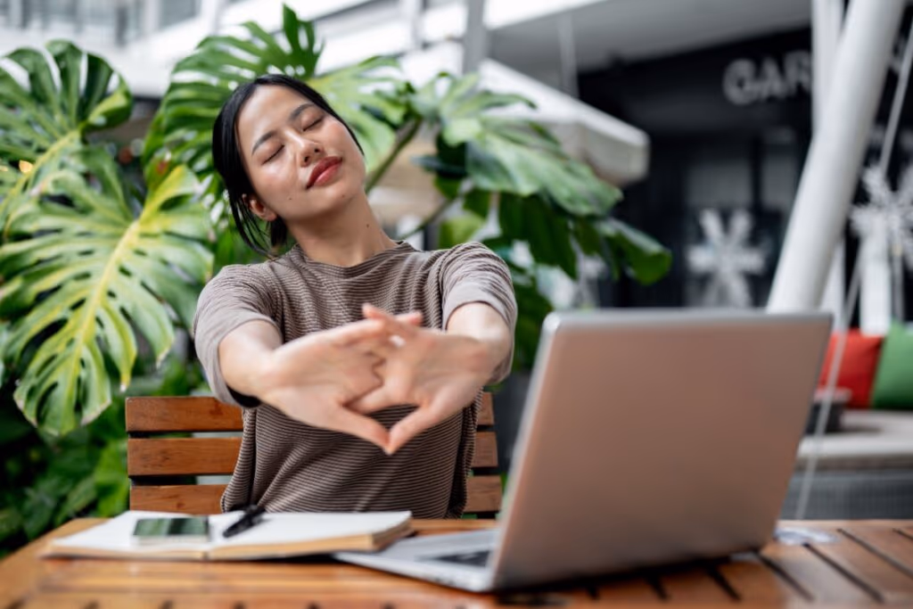 5 dicas de alongamento para fazer nos intervalos dos estudos para o Enem