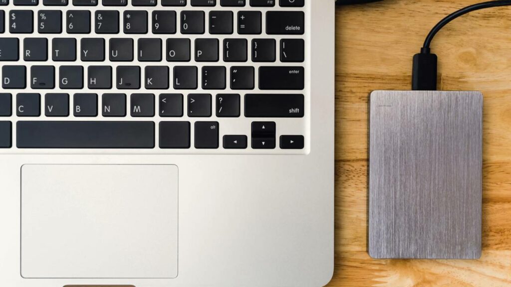 Apesar de não serem tão compactos, os SSDs e HDs externos contam com grande capacidade de armazenamento e velocidades incríveis - Créditos: depositphotos.com / Poravute_Siriphiroon