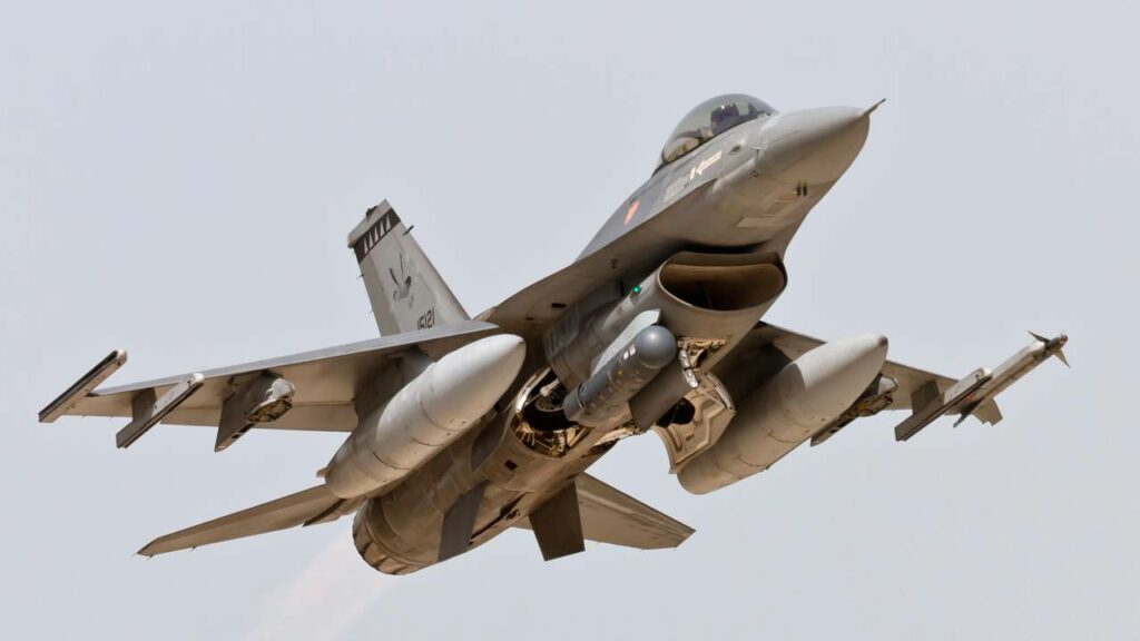 Entre as possibilidades estavam os Saab Gripen, Eurofighter Typhoon e os F-16 - Créditos: depositphotos.com / paulomfpires