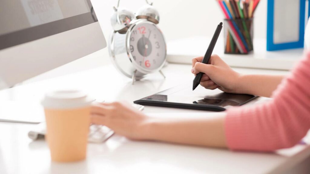 Oportunidades de trabalho rápido, como freelance, trarão uma graninha extra para os piscianos - Créditos: depositphotos.com / DragonImages