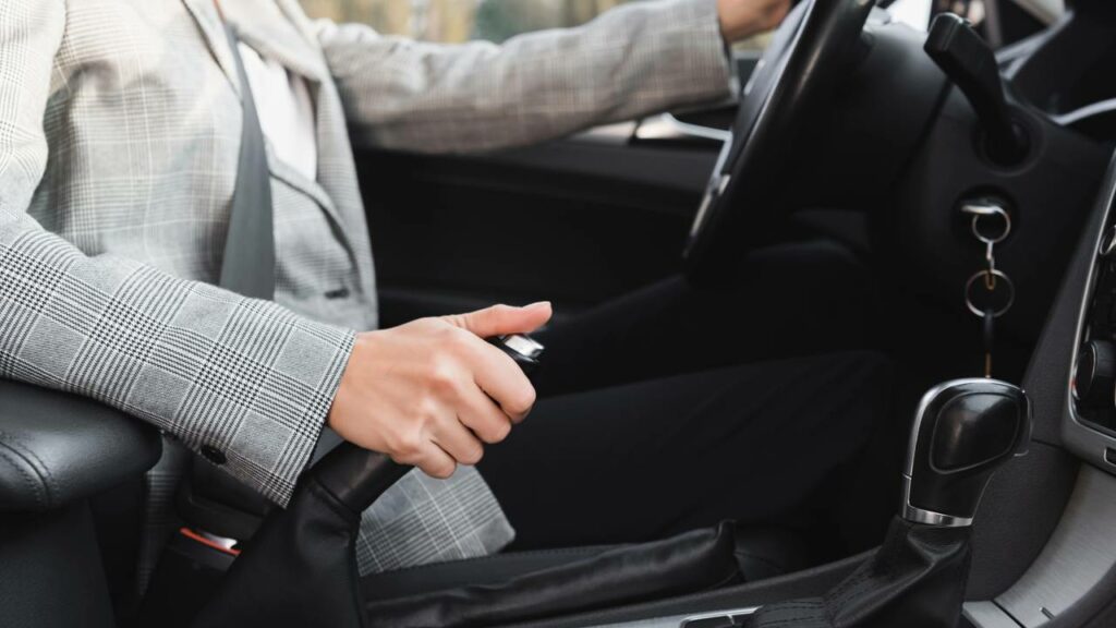 O que diz a lei de trânsito sobre estacionar em ladeiras?