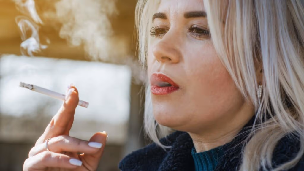 Mesmo quem fuma pouco tem risco elevado de morrer por problemas cardíacos, alerta estudo