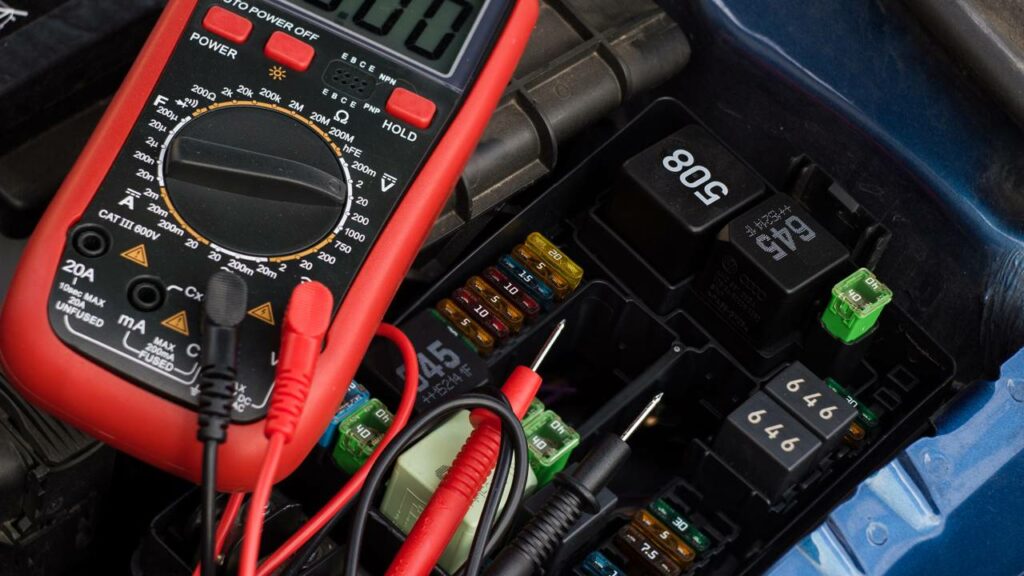Um simples estouro de fusível deixou o carro todo sem energia