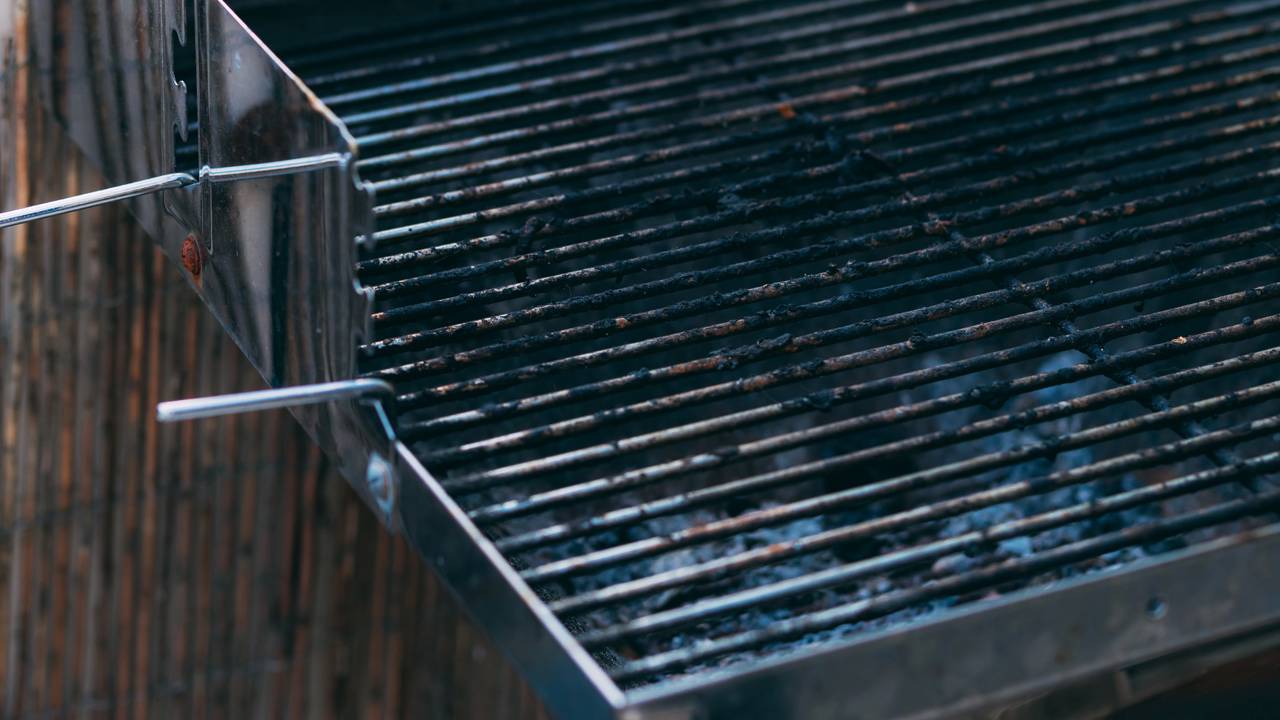 Como limpar a churrasqueira sem sofrimento após o churrasco