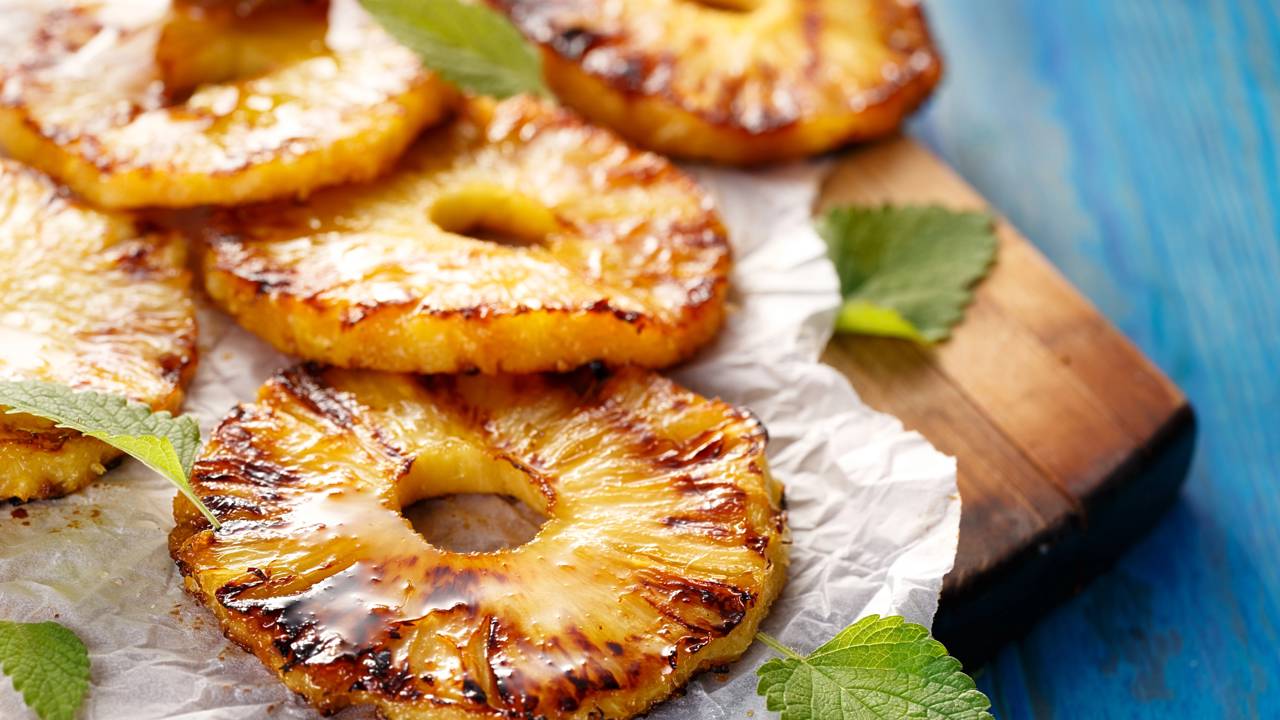 O truque do abacaxi grelhado que conquista qualquer convidado no fim do churrasco