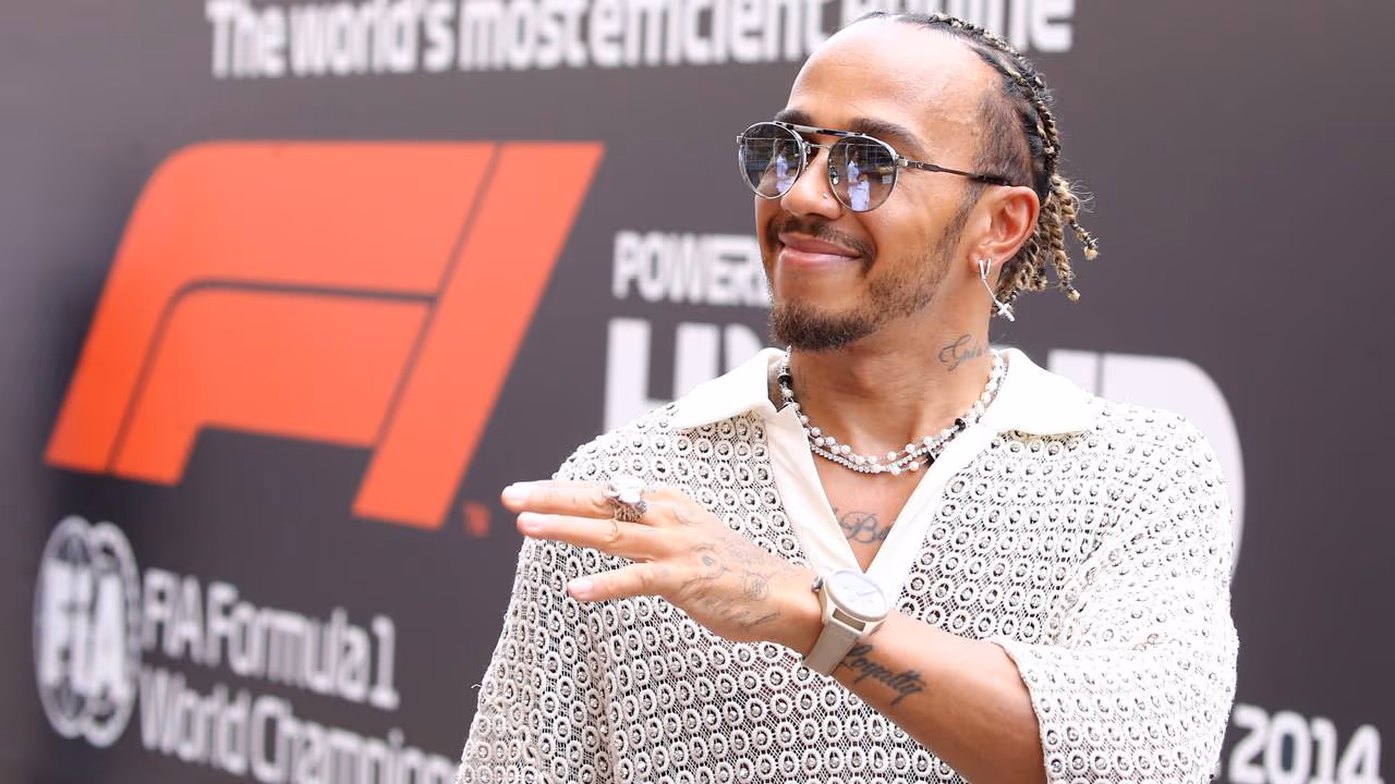 Hamilton responde críticas da Ferrari em post misterioso