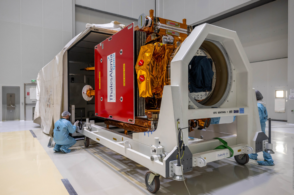 Satélite Sentinel-1D sendo preparado para a missão - ESA/CNES/Arianespace/Optique vidéo du CSG–S. Martin