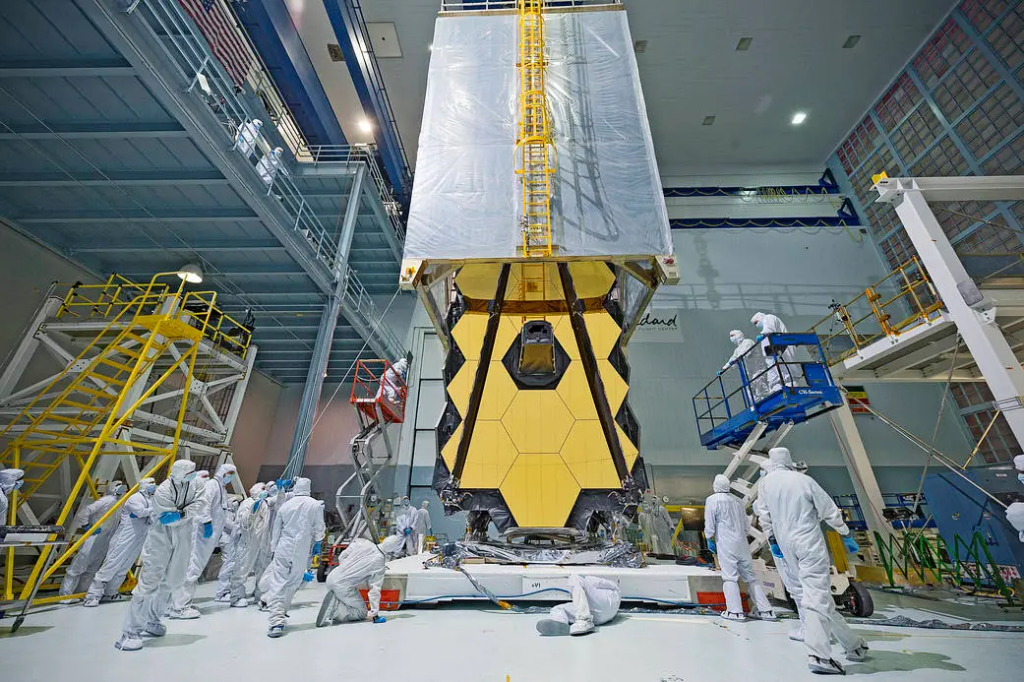 A "Sala Limpa" da NASA é onde são preparadas as sondas e artefatos terrestres que são lançados ao espaço. Na imagem, por exemplo, estava sendo preparado o Telescópio Espacial James Webb antes de seu lançamento - (NASA/Chris Gunn)
