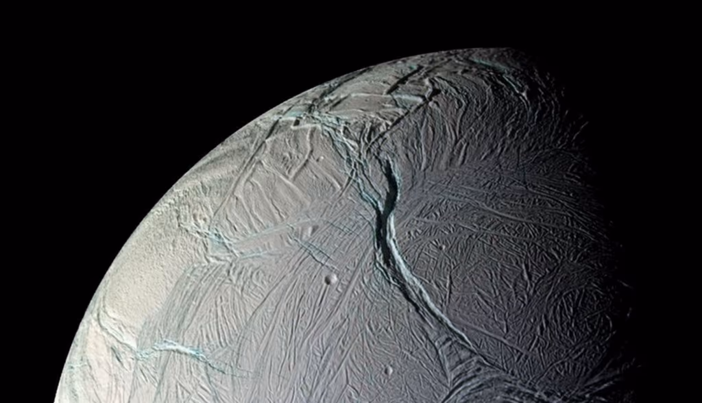 Lua Encélado, de Saturno, emite calor e reforça chance de abrigar vida