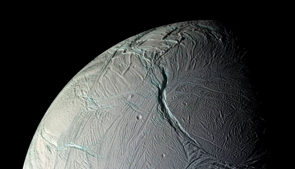 Lua Encélado, de Saturno, emite calor e reforça chance de abrigar vida