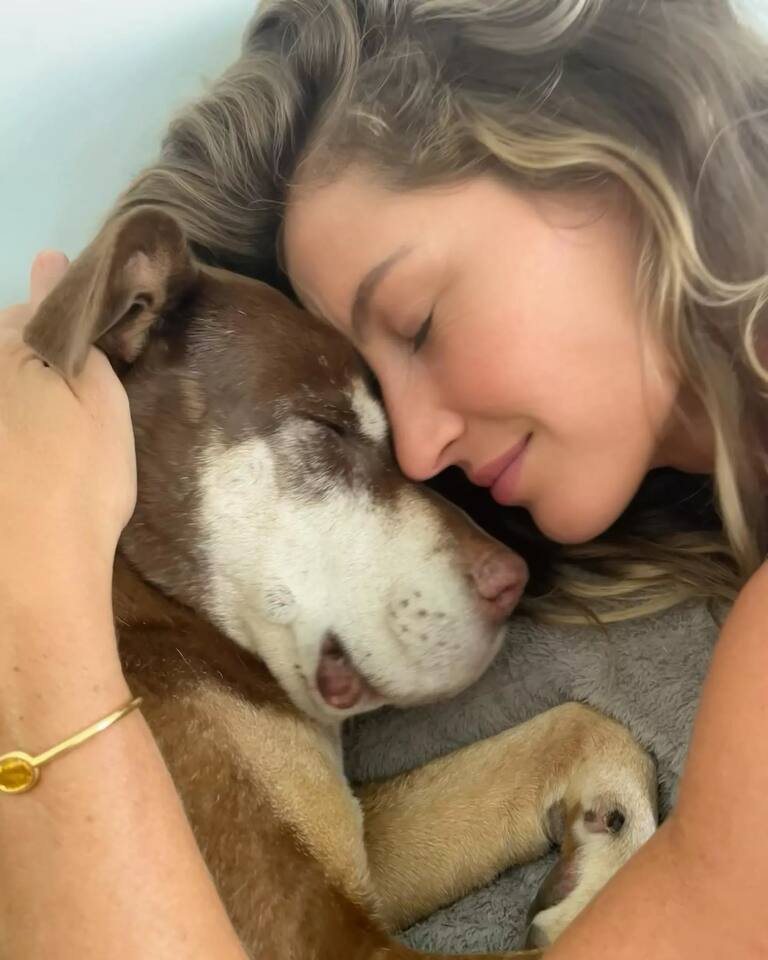 Gisele Bundchen com a cadela Lua - Reprodução/Instagram/@gisele
