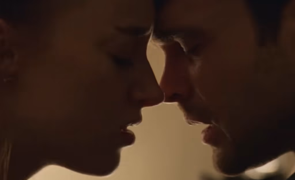 O filme da Netflix que viralizou ao mostrar o lado sombrio da ambição e do amor moderno