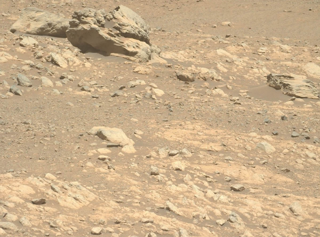 O rover capturou essa imagem da forma com formato incomum chama de "Phippsaksla" - NASA/JPL-Caltech/ASU