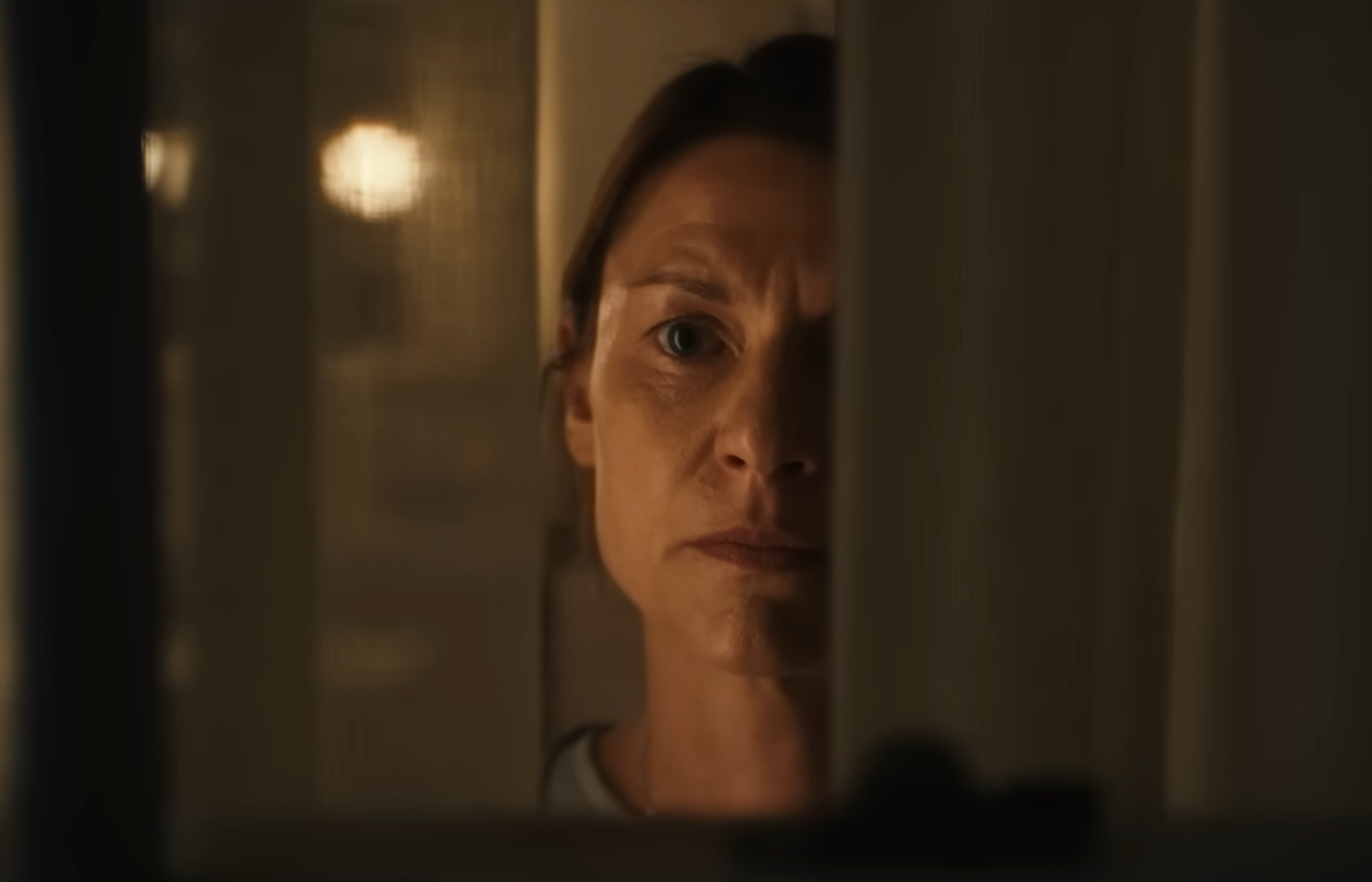 A dor de uma mãe, um vizinho misterioso e um suspense viciante: a série da Netflix que não para de crescer