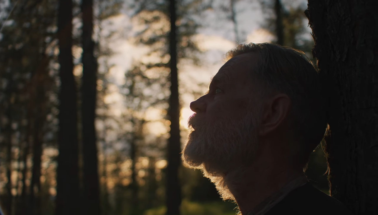 Esse filme da Netflix emociona ao mostrar um homem diante da dor, da natureza e do tempo