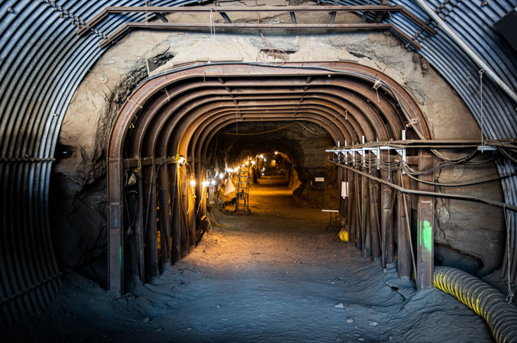 Entrada do túnel do permafrost, localizada no Alasca - David Marquis/US Army Corps of Engineers