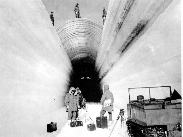 Processo de construção da base nos anos 50 - Por U.S. Army Corps of Engineers / Wikimedia Commons