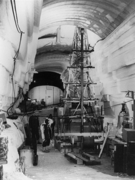Processo de construção dos túneis da base nos anos 50 - Por U.S. Army Corps of Engineers / Wikimedia Commons