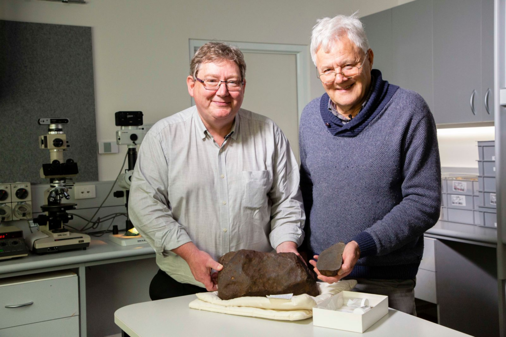 Dermot Henry e o geologista do Museu de Melbourne Bill Birch com o meteorito de Maryborough - Reprodução/Museums Victoria