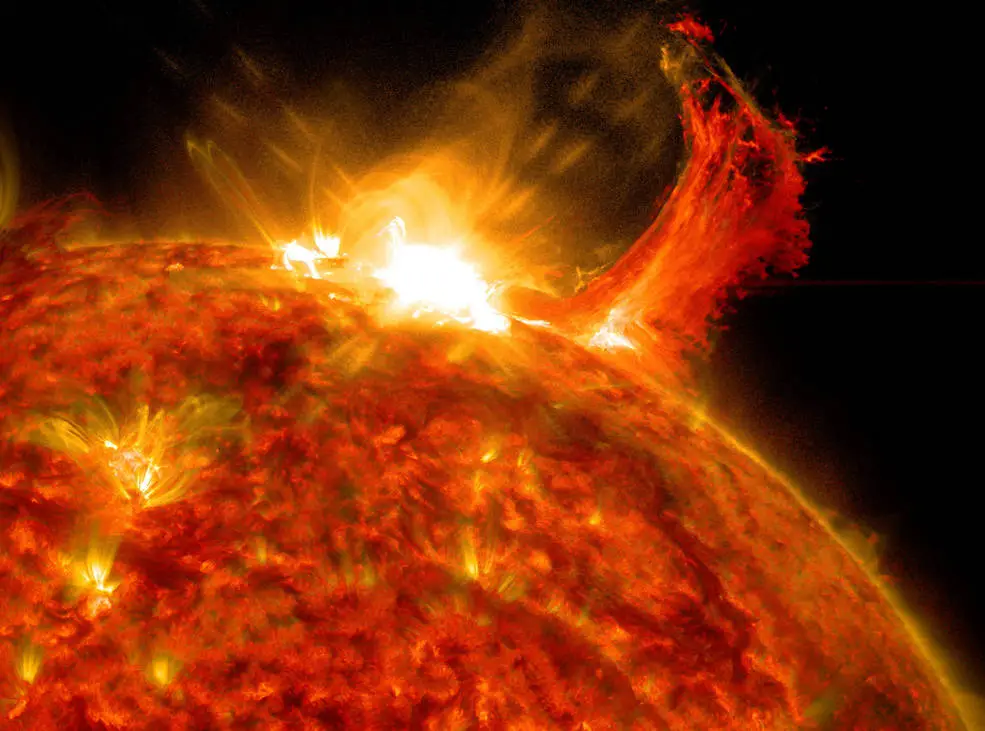 Grandes explosões solares atingem a terra, causando as famosas auroras - NASA/SDO