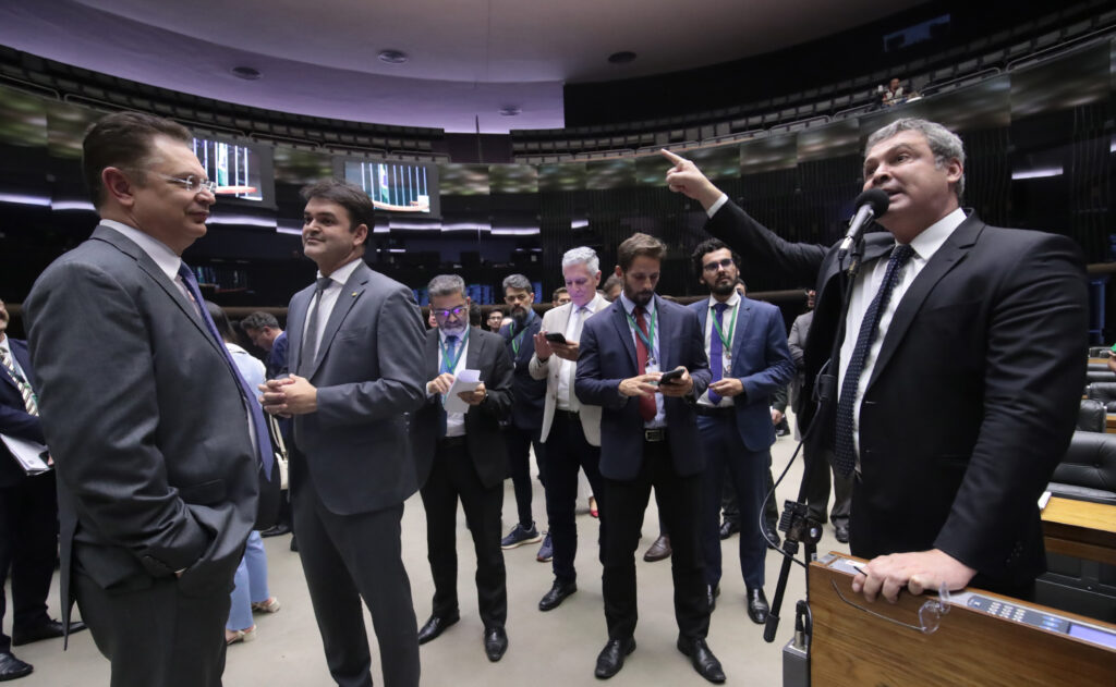 Lindbergh expõe “crise de confiança” entre governo Lula e Motta