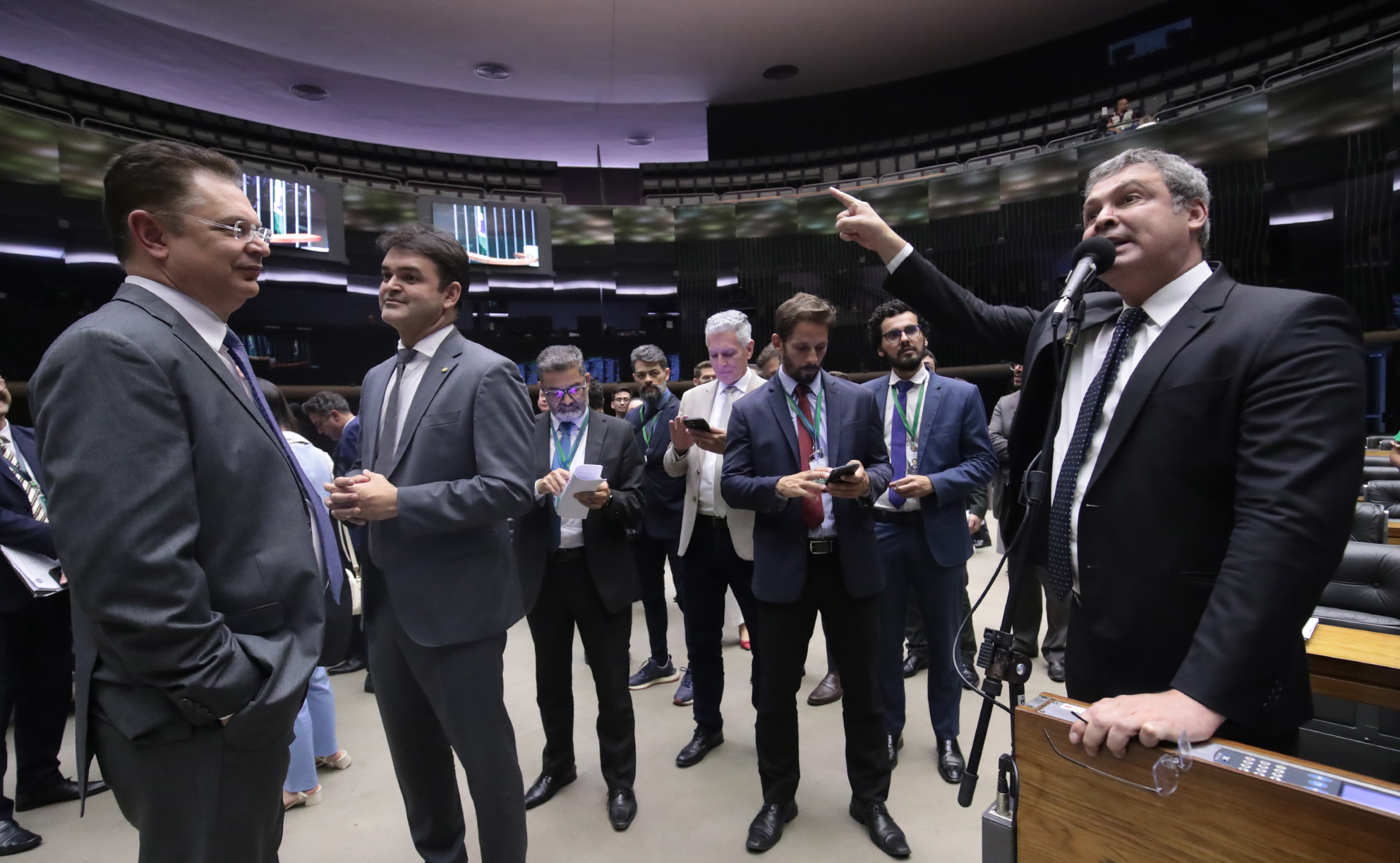 Lindbergh expõe “crise de confiança” entre governo Lula e Motta