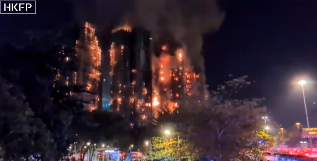 Incêndio consome complexo residencial em Hong Kong