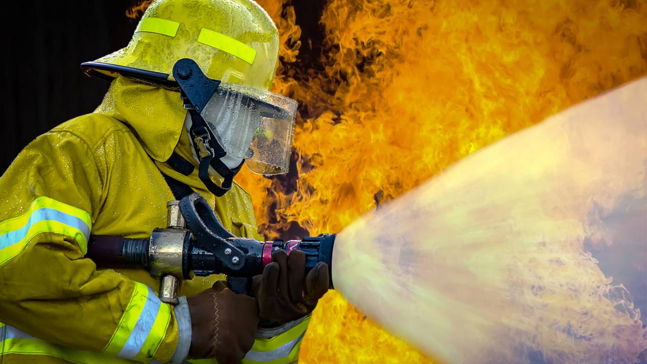 Incêndio criminoso atinge vagões de trem em Cubatão