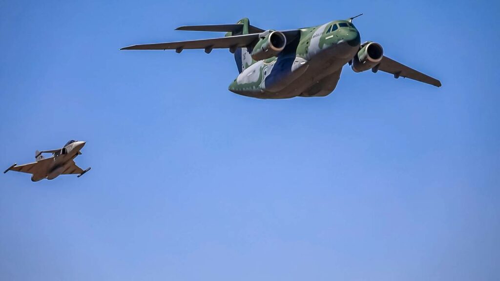 Cargueiro brasileiro KC-390, produzido pela Embraer e caça Saab Gripen, ambos presentes no contingente das forças armadas brasileira - Créditos: depositphotos.com / sochodolak.pa@gmail.com