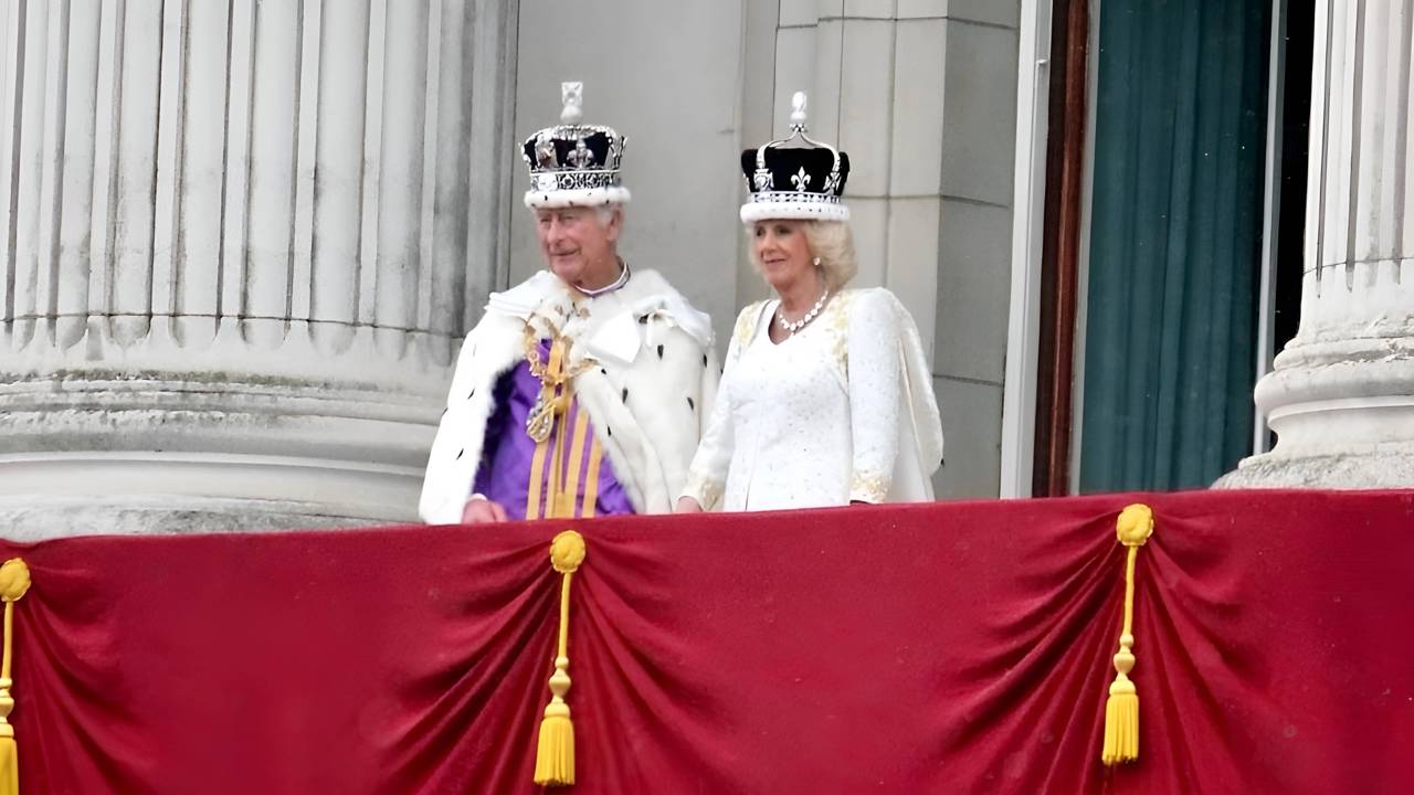 Rei Charles III comemora 77 anos em foto oficial do Palácio de Buckingham