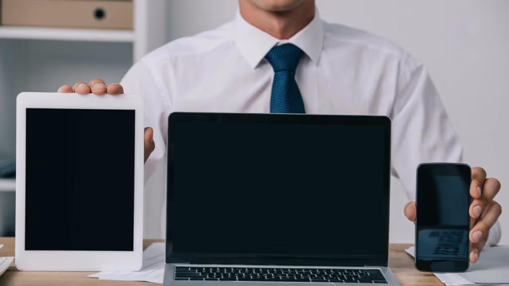 Quer comprar um novo aparelho? Veja se vale mais a pena investir em um notebook ou tablet em 2025