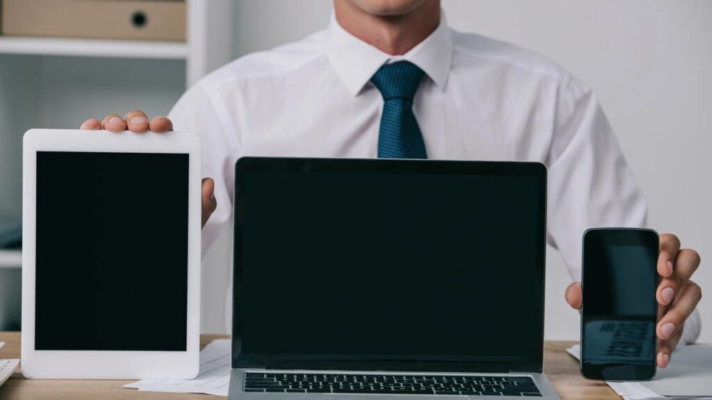 Quer comprar um novo aparelho? Veja se vale mais a pena investir em um notebook ou tablet em 2025