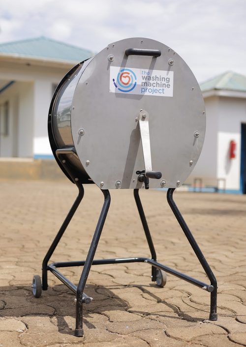 Engenheiro cria lavadora de roupa manual portátil que reduz o uso de água em até 50% em comunidades sem acesso à eletricidade