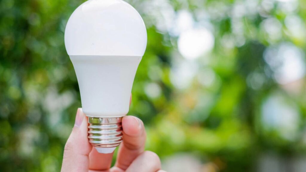 Como valorizar os ambientes da casa usando iluminação prática, bonita e acessível
