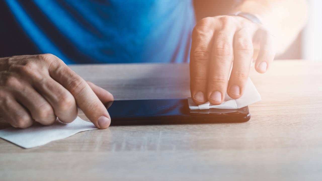 Como limpar a câmera do celular do jeito certo para melhorar as fotos na hora